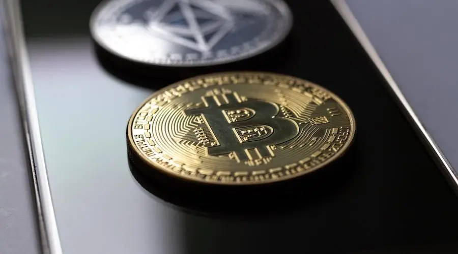 Крупные держатели криптовалют начали покупать биткоины Крупные держатели криптовалют начали покупать биткоины